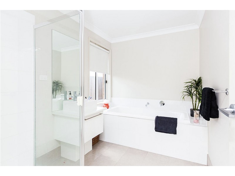 32 Hallvard Crescent, Augustine Heights QLD 4300