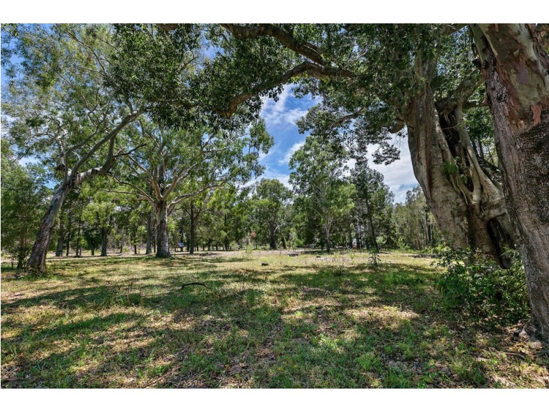 696 Beachmere Road, Beachmere QLD 4510