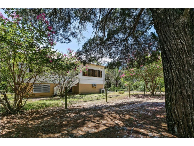696 Beachmere Road, Beachmere QLD 4510