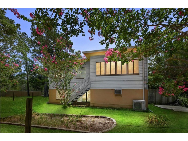 696 Beachmere Road, Beachmere QLD 4510