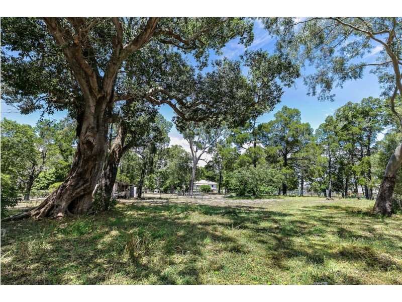 696 Beachmere Road, Beachmere QLD 4510