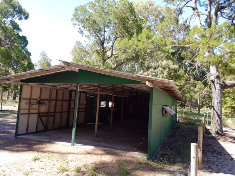 696 Beachmere Road, Beachmere QLD 4510