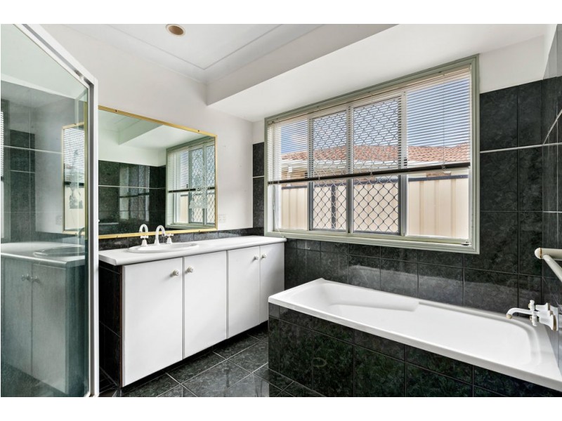 1 Bow Court, Banksia Beach QLD 4507