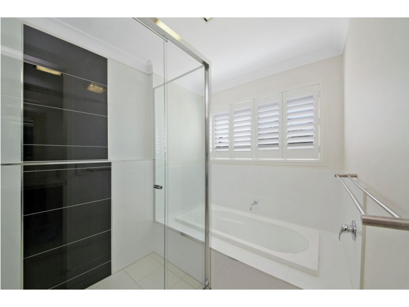 4 Hollow Crescent, Narangba QLD 4504