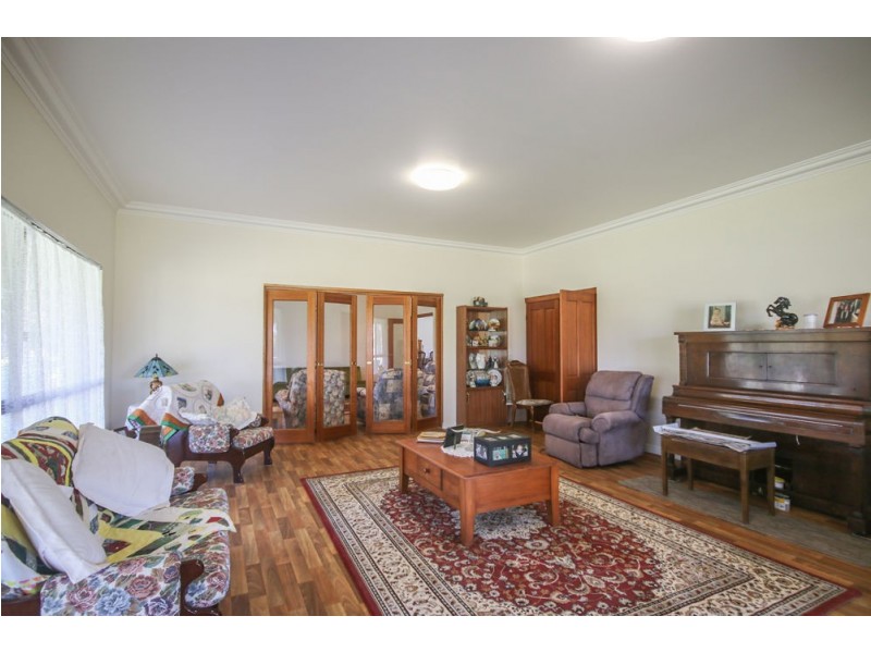 380 Beachmere Road, Beachmere QLD 4510