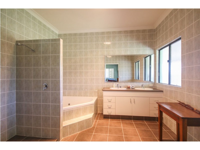 380 Beachmere Road, Beachmere QLD 4510