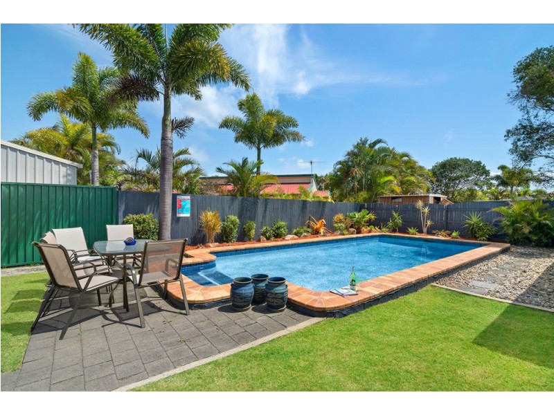 16 Flamingo Dr, Banksia Beach QLD 4507
