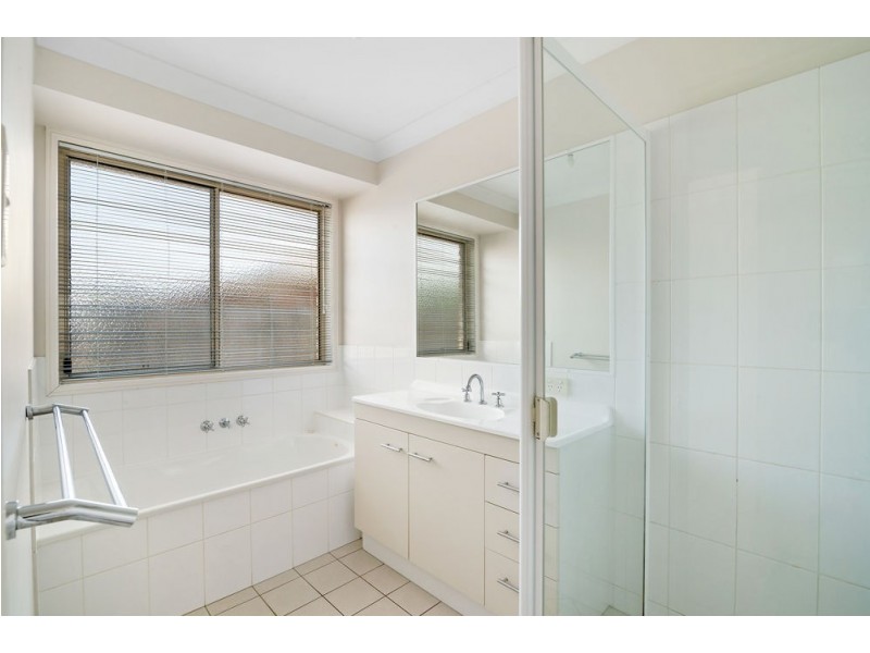 1 Siska Court, Beachmere QLD 4510