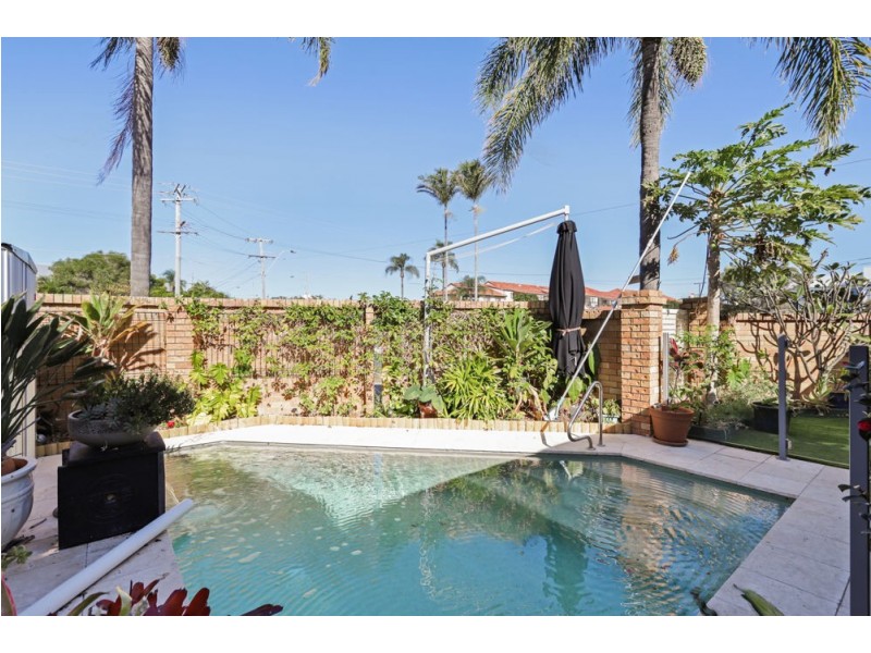 1/2A Landsborough Avenue, Scarborough QLD 4020