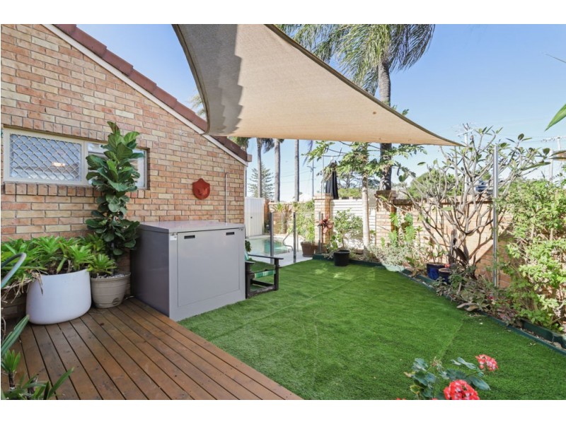 1/2A Landsborough Avenue, Scarborough QLD 4020