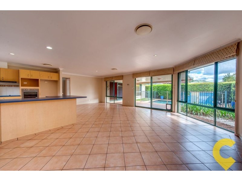 7 Lakeside Crescent, Forest Lake QLD 4078