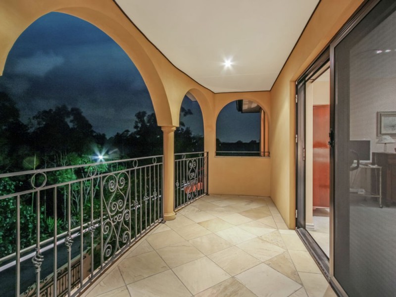 99 Highland Terrace, St Lucia QLD 4067