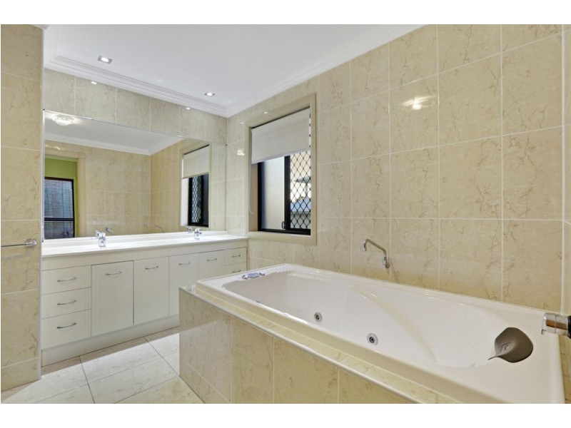 25 Rivervista Street, Riverhills QLD 4074