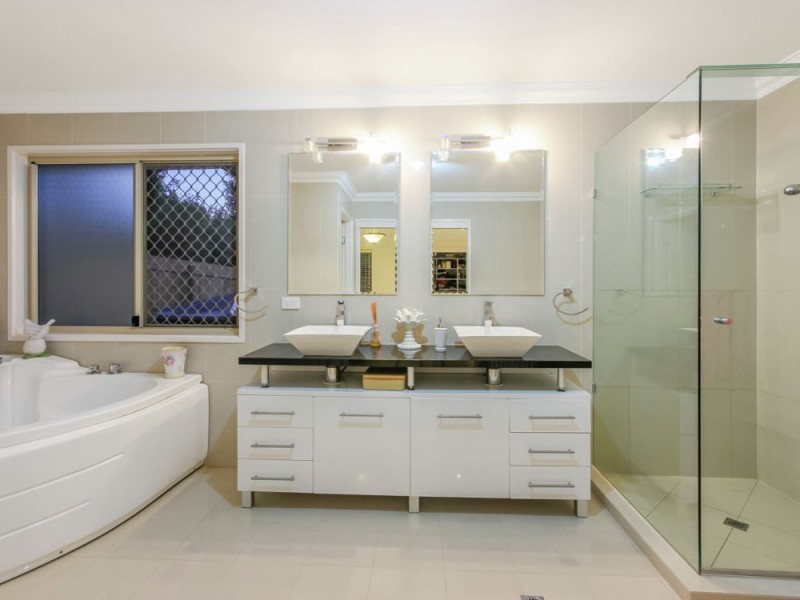 5 Sturt Court, Mount Ommaney QLD 4074