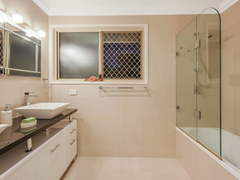 5 Sturt Court, Mount Ommaney QLD 4074