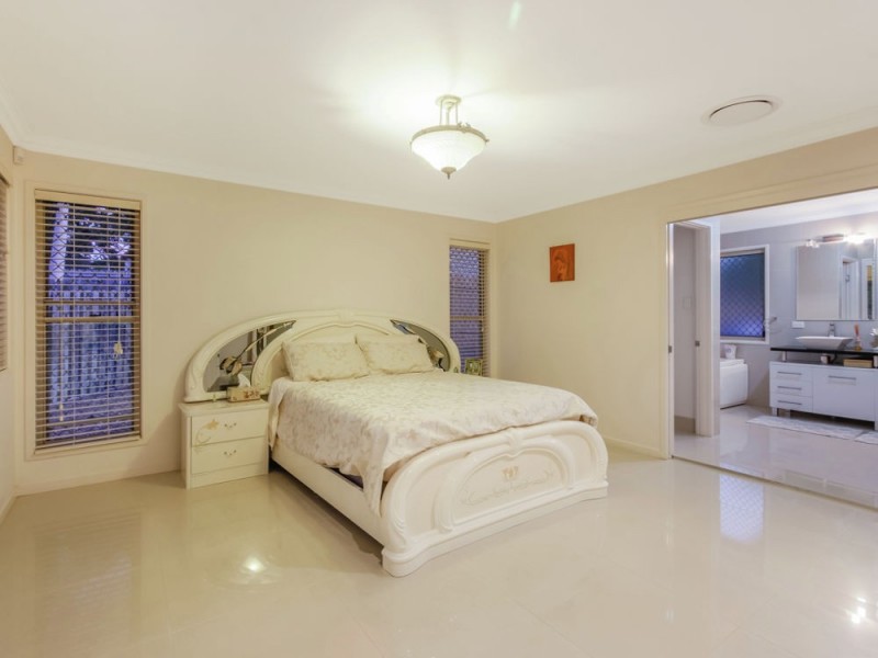 5 Sturt Court, Mount Ommaney QLD 4074