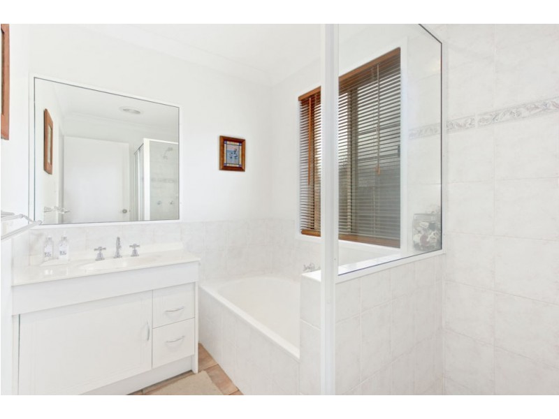 2 Camelot Crescent, Middle Park QLD 4074