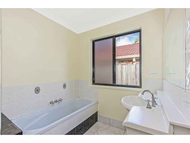 33 Pintail Crescent, Forest Lake QLD 4078