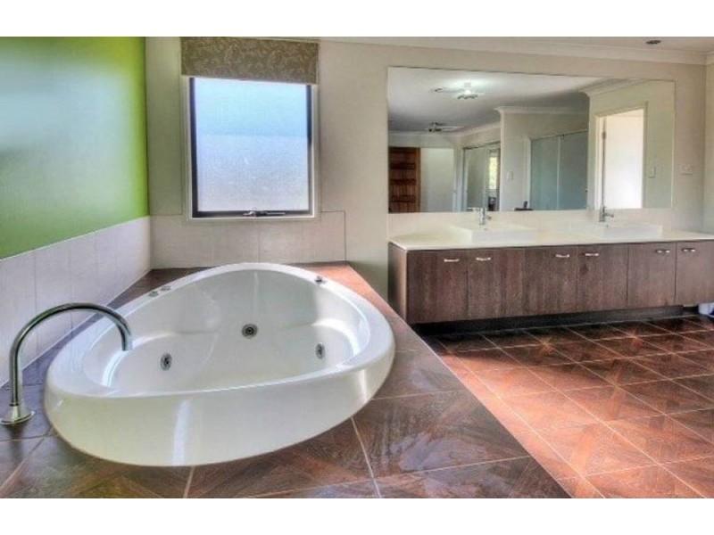 105 Jubilee Avenue, Forest Lake QLD 4078