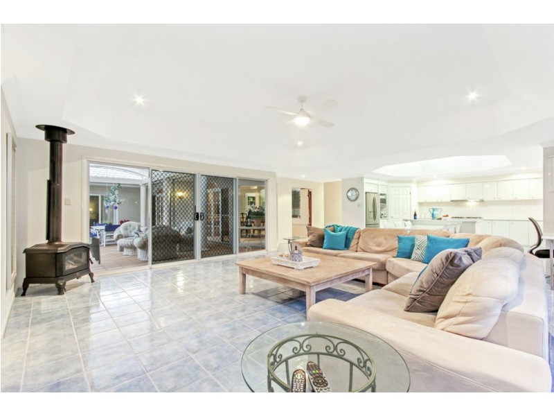 18 Ruth Miller Close, Fig Tree Pocket QLD 4069