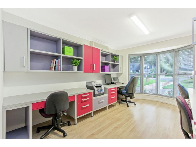 18 Ruth Miller Close, Fig Tree Pocket QLD 4069