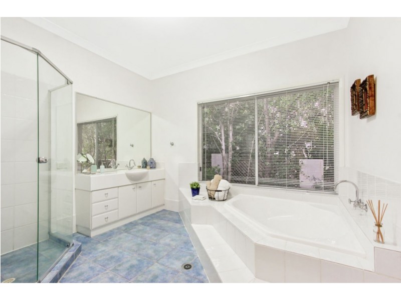 18 Ruth Miller Close, Fig Tree Pocket QLD 4069
