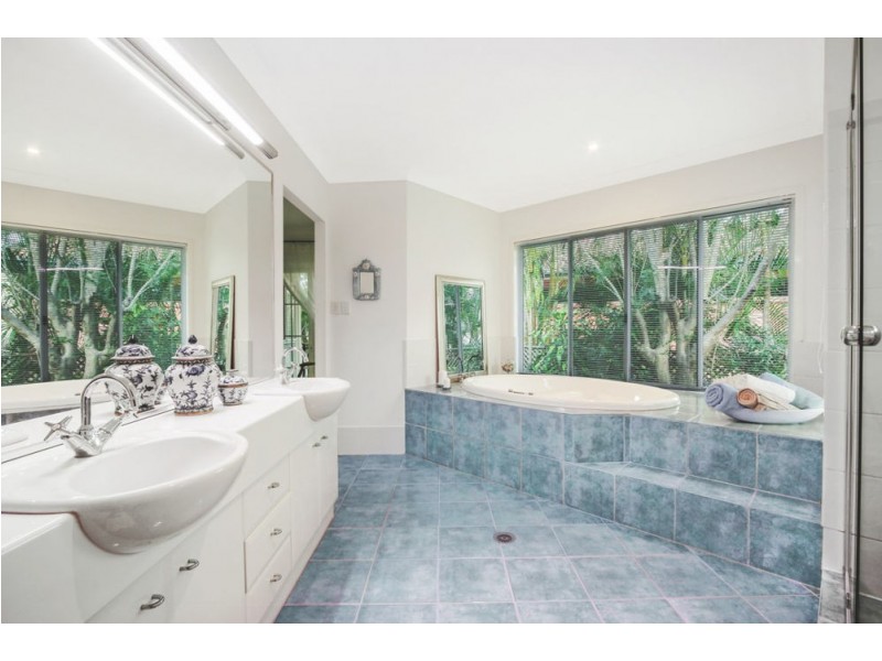 18 Ruth Miller Close, Fig Tree Pocket QLD 4069