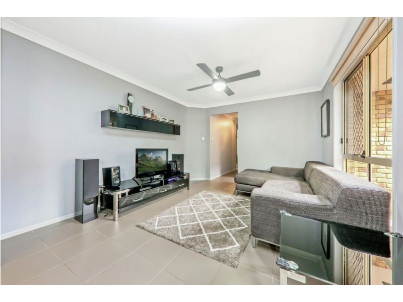 8 McKenzie Place, Forest Lake QLD 4078