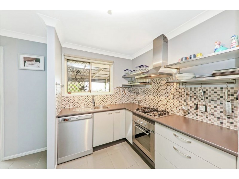 8 McKenzie Place, Forest Lake QLD 4078