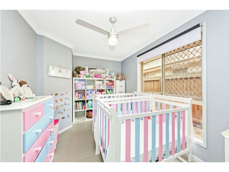 8 McKenzie Place, Forest Lake QLD 4078