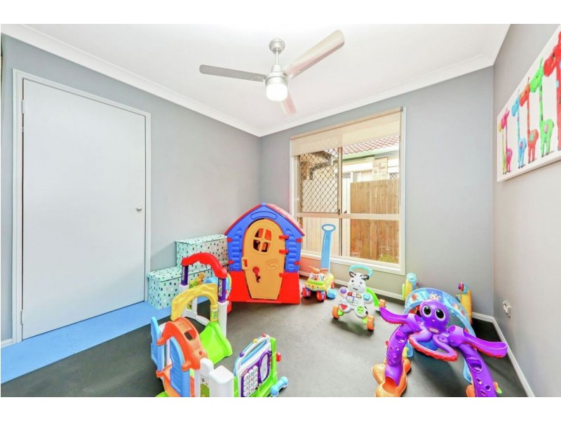 8 McKenzie Place, Forest Lake QLD 4078