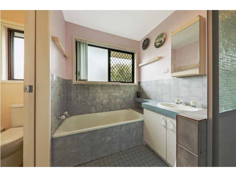 18 Cresthill Avenue, Regents Park QLD 4118