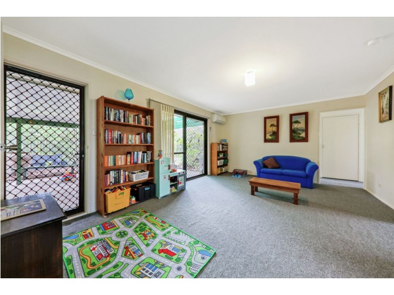 18 Cresthill Avenue, Regents Park QLD 4118
