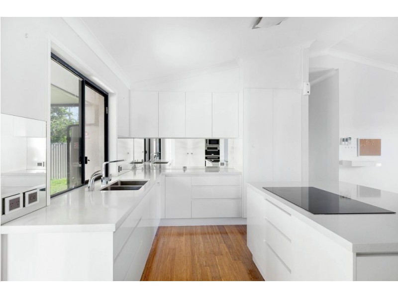 1 Bensley Place, Riverhills QLD 4074