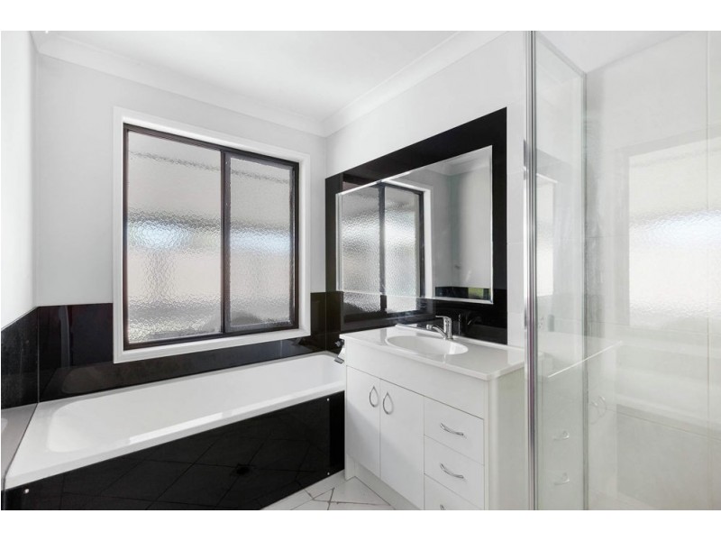 1 Bensley Place, Riverhills QLD 4074