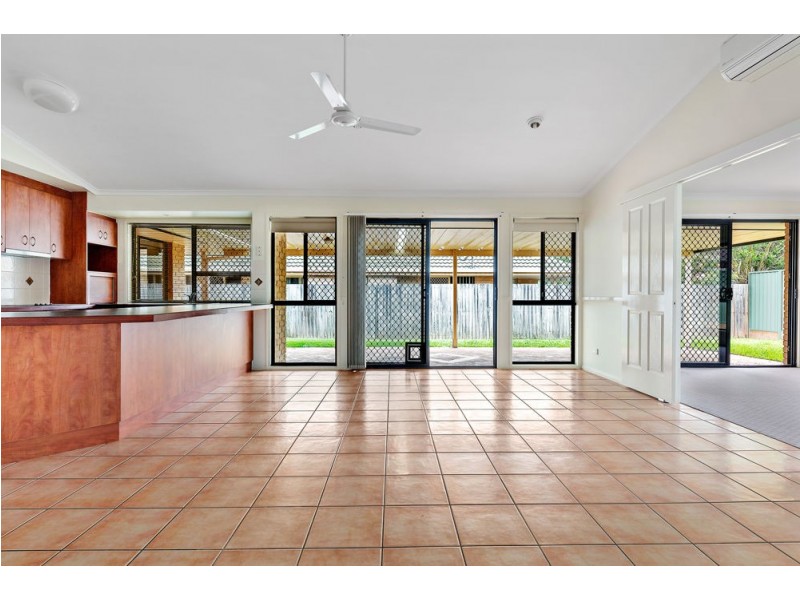 8 Battersea Close, Forest Lake QLD 4078