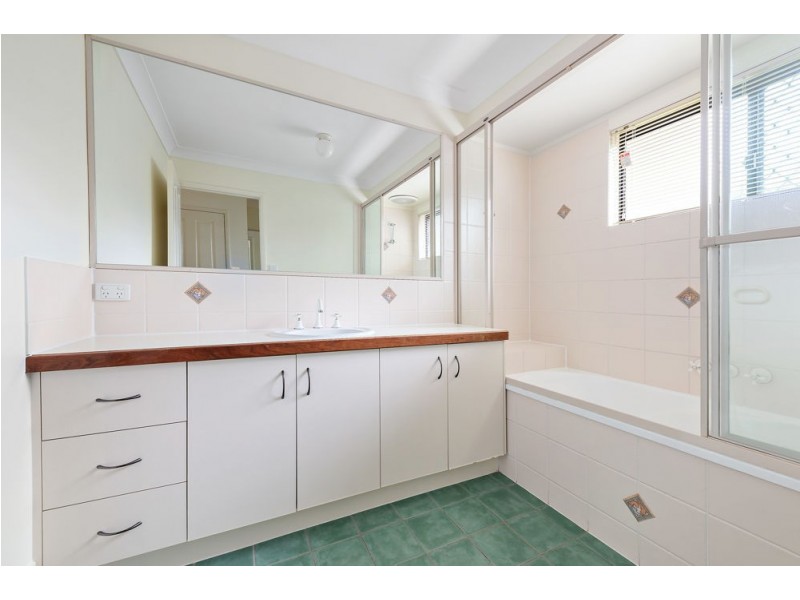 8 Battersea Close, Forest Lake QLD 4078