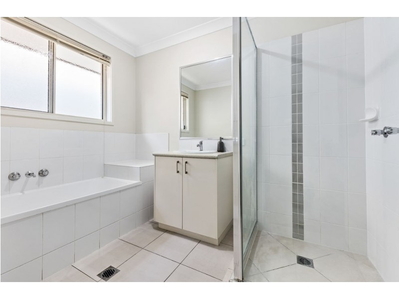 15 Hallvard Crescent, Augustine Heights QLD 4300