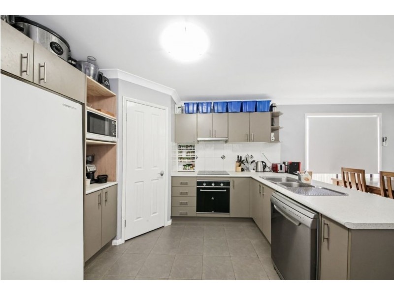 8 Riverside Ct, Springfield Lakes QLD 4300