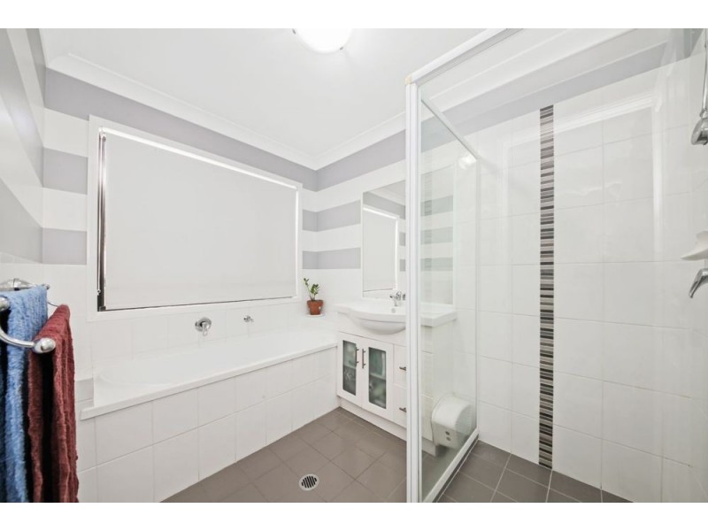 8 Riverside Ct, Springfield Lakes QLD 4300