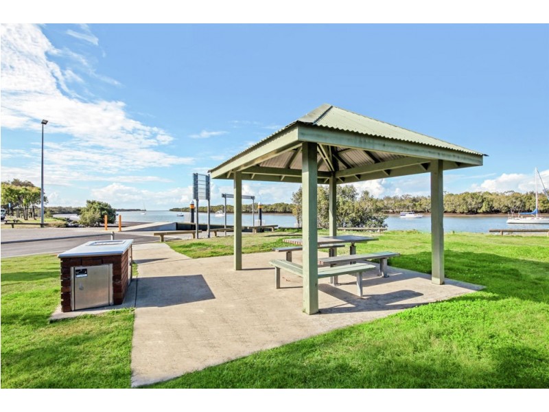 60 Oquinn Street, Nudgee Beach QLD 4014