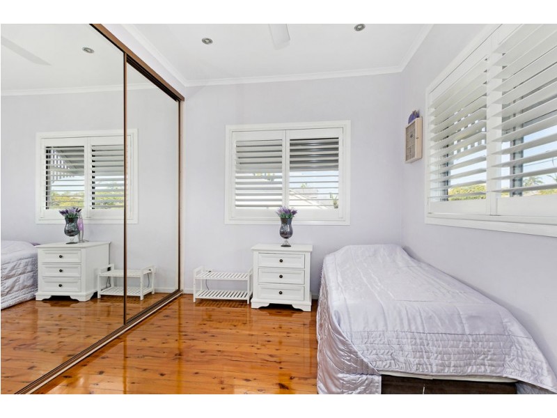 8 Gilpin Street, Shorncliffe QLD 4017