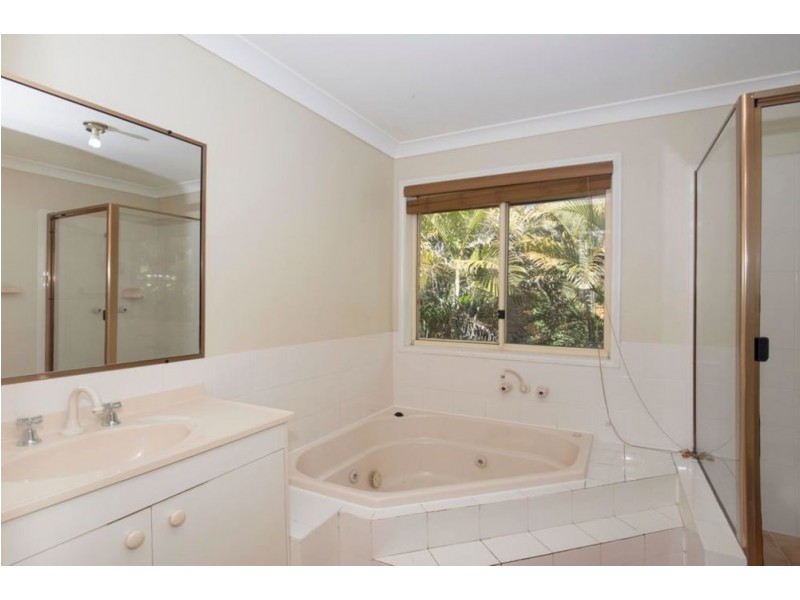 6 Hart Close, Brookfield QLD 4069