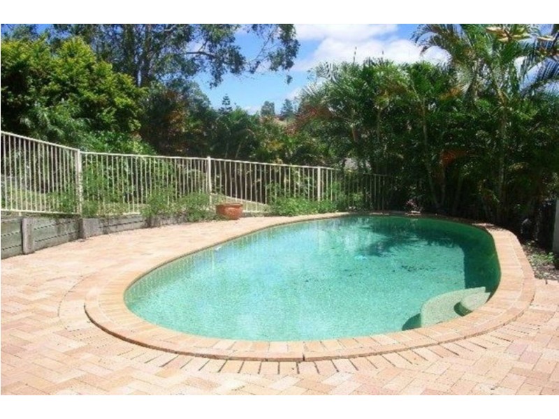 6 Hart Close, Brookfield QLD 4069