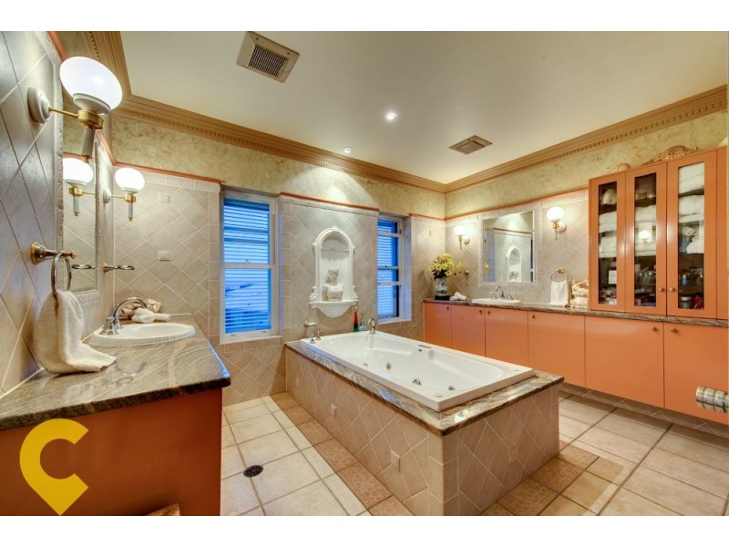 4 Commodore Drive, Birkdale QLD 4159