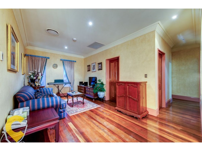 4 Commodore Drive, Birkdale QLD 4159