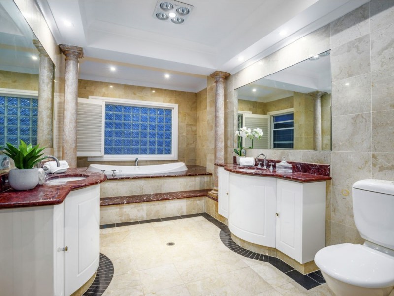 11 Grenoble Place, Raby Bay QLD 4163