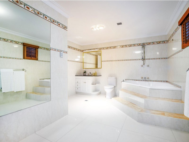 11 Grenoble Place, Raby Bay QLD 4163