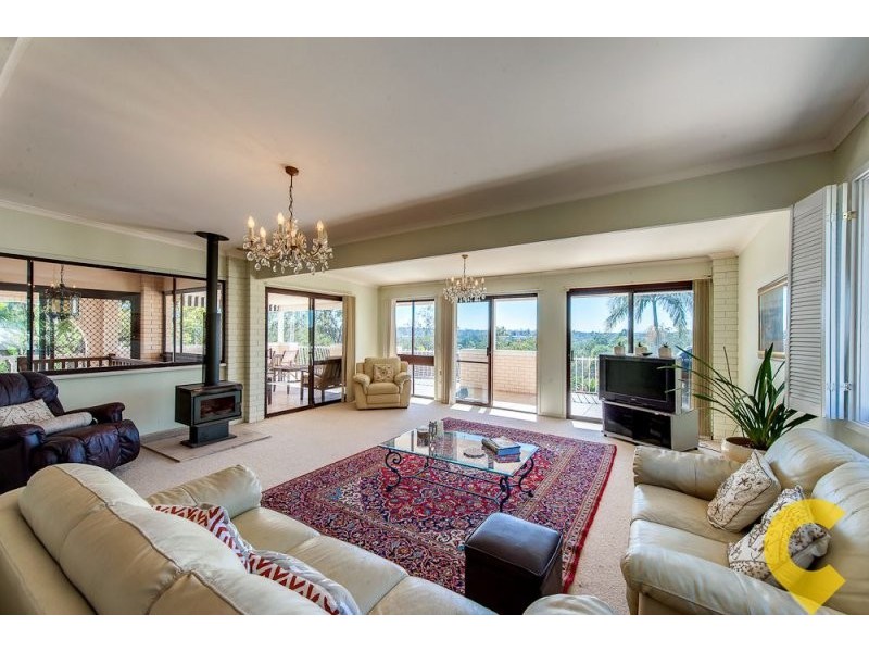 4 Macquarie Court, Mount Ommaney QLD 4074