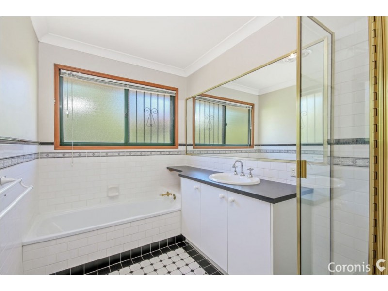 4 Taralye Place, Chapel Hill QLD 4069